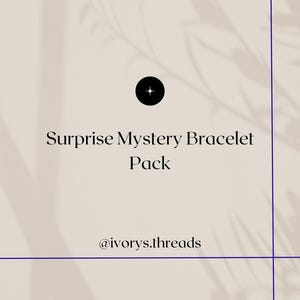 Puede incluir: La imagen muestra el texto "Surprise Mystery Bracelet Pack" en fuente serif, centrado sobre un fondo beige claro. Un círculo negro con un diseño de estrella blanca se encuentra encima del texto. El nombre de usuario de Instagram "@ivorys.threads" está debajo.