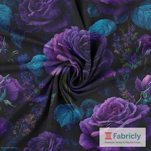 Op de afbeelding: Een zwarte stof met een herhalend bloemenpatroon van grote, dieppaarse rozen en kleinere blauwgroene bladeren en takjes. Rechtsonder staat een wit rechthoekig logo met de tekst Fabricly Premium Jersey & Playful Prints.