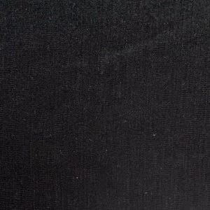 Może przedstawiać: Zbliżenie czarnej tkaniny o teksturowanej powierzchni. Tkanina jest w jednolitym kolorze, z subtelnymi odcieniami i teksturą. Materiał jest prawdopodobnie tekstylny, być może dzianina lub tkanina.