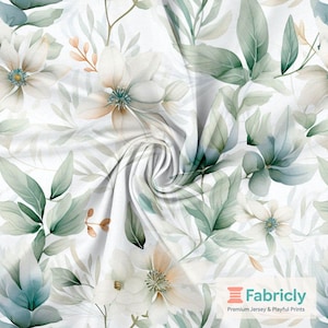 Könnte beinhalten: Weißer Stoff mit einem Aquarell-Blumenmuster. Das Design zeigt große, cremefarbene Blüten mit blauen und gelben Zentren, umgeben von grünen und blau-grünen Blättern und Stielen. Der Gesamteffekt ist weich und zart.
