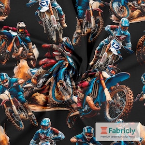 Può includere: Tessuto nero con un motivo ripetuto di moto da motocross in azione. Le moto sono principalmente blu, rosse e bianche, con piloti con equipaggiamento coordinato. Il design ha un aspetto dinamico ed energico, perfetto per abbigliamento o arredamento.