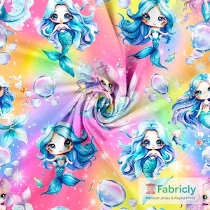 Puede incluir: Una tela vibrante con un patrón repetido de sirenas de dibujos animados con cabello azul fluido y colas turquesas. Las sirenas se encuentran sobre un fondo colorido con tonos arcoíris con burbujas y estrellas.