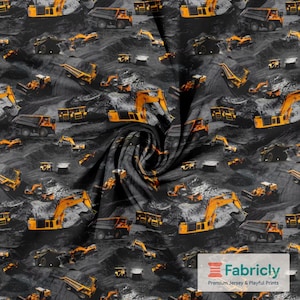 Könnte beinhalten: Stoff mit einem sich wiederholenden Muster aus gelben und grauen Baumaschinen, darunter Bagger und Muldenkipper. Das Design ist vor einem dunkelgrauen Hintergrund angeordnet und erzeugt ein geschäftiges, industrielles Thema.