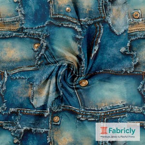 Può includere: Primo piano di un tessuto con un design di giacca di jeans. Il tessuto presenta un patchwork di denim blu con bordi sfilacciati, cuciture visibili e bottoni color ottone. L'effetto complessivo è un look vintage e usurato.