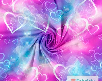 Könnte beinhalten: Stoff mit einem lebendigen Design mit weiß umrandeten Herzen vor einem wirbelnden Hintergrund aus rosa, lila und blauen Farbtönen. Der Stoff hat ein weiches, fließendes Aussehen, mit einer subtilen Textur und einem verspielten, romantischen Thema.