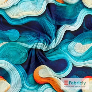 Puede incluir: Una tela con un diseño abstracto y ondulado en tonos de azul, turquesa, blanco y naranja. El patrón presenta formas en capas, similares a olas, creando una apariencia texturizada. El logotipo de Fabricly es visible en la esquina inferior derecha.