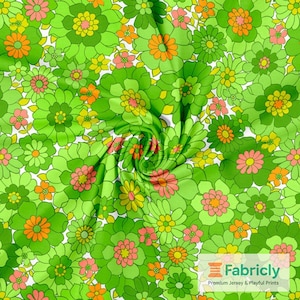 Peut inclure: Un tissu vibrant avec un motif floral répété dans des tons de vert, orange, jaune et rose. Le motif comprend de grandes fleurs stylisées avec une esthétique rétro. Le tissu est probablement du jersey, comme l'indique le logo Fabricly.