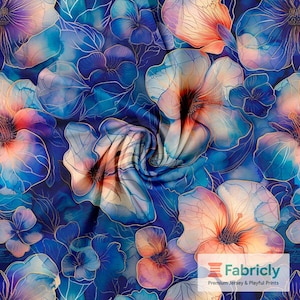 Könnte beinhalten: Ein Stoff mit einem Aquarell-Blumenmuster. Das Design zeigt große, stilisierte Blumen in Blau-, Korallen- und Lilatönen mit zarten Goldkonturen. Der Hintergrund ist ein tiefes Blau, wodurch ein lebendiges und künstlerisches Textil entsteht.