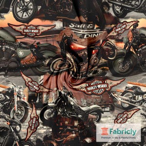 Op de afbeelding: Stof met een collage van Harley-Davidson motorfietsen in verschillende kleuren, waaronder zwart, rood en groen. De stof toont het Harley-Davidson logo met vleugels en de tekst "MOTOR HARLEY-INSIDER CYCLES". De achtergrond heeft een vintage, distressed look.