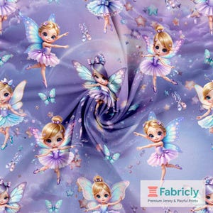 Peut inclure: Un tissu à motifs avec des fées de dessins animés aux ailes de papillon, portant des tutus et des chaussons de ballet. Les fées sont dans des tons de violet, rose et bleu, sur un fond lavande avec des étoiles et des papillons.