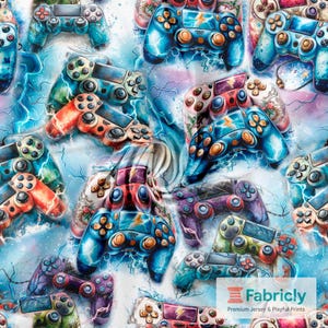Pode incluir: Uma estampa de tecido vibrante com um padrão repetido de controles de videogame coloridos. Os controles são em tons de azul, laranja, roxo e verde, com um efeito aquarela e detalhes de raios. O fundo é uma mistura de azul e branco.