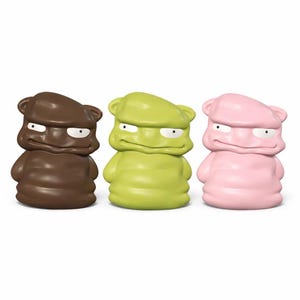 Puede incluir: Tres figuras con forma de oso en marrón chocolate, verde lima y rosa. Cada una tiene una expresión de mal humor con pequeños ojos blancos y el ceño fruncido. Las figuras tienen cuerpos redondeados.