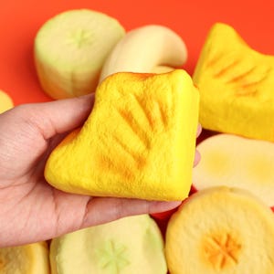 Puede incluir: Un juego de tres tazas de cerámica con un acabado mate moteado. Las tazas son en tonos crema, gris claro y gris oscuro. Cada taza tiene un diseño simple y minimalista, ideal para café o té.