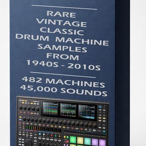 Puede incluir: Una caja azul marino con el texto "STUDIO SOUNDS" y detalles sobre muestras de máquinas de batería vintage raras de los años 1940 a 2010. La caja también enumera 482 máquinas y 45.000 sonidos. La parte inferior de la caja muestra una caja de ritmos negra con múltiples controles y pantallas.