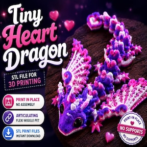 Op de afbeelding: Een 3D-geprint, beweeglijk draakspeelgoed in paars, roze en wit, met hartvormige details. De afbeelding toont de tekst "Tiny Heart Dragon" en "STL-bestand voor 3D-printen".