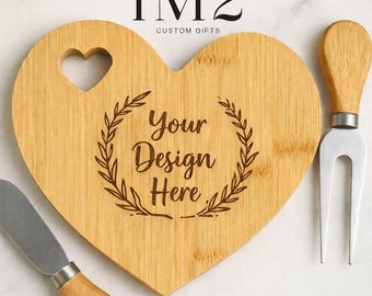 Persönliches Käsebrett-Set Mit Herz-Design – Aus Bambus, Inklusive Käsemessern, Perfekt Als Geschenk Für Einweihung, Hochzeit Oder Weihnachten