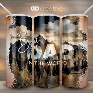 Puede incluir: Tres vasos de acero inoxidable con tapas y pajitas. Los vasos presentan un diseño de paisaje con montañas, árboles y el texto "Best Dad in the World". El diseño incluye una brújula y un mapa.