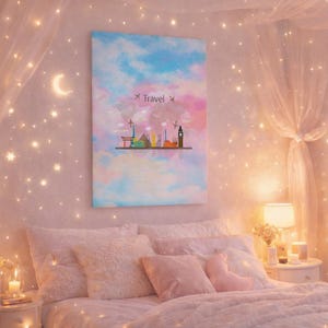 Op de afbeelding: Een slaapkamer met een zachte, romantische sfeer. Een canvas print met het woord "Travel" en silhouetten van steden hangt boven een bed met zachte kussens en een roze dekbed. Sprookjesachtige lichtjes en een halve maan dragen bij aan de dromerige sfeer.