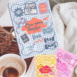 Peut inclure: Trois impressions décoratives sur le thème des livres avec du texte. L'impression principale a un fond à carreaux bleu et blanc avec des phrases comme "Books are my passion" et "One more chapter". Deux petites impressions sont jaunes et roses.