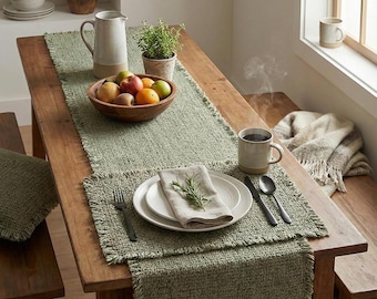 Camino de mesa de mezcla de algodón verde salvia de 181 Degrees con flecos, juego de 4 manteles individuales de 19x92 pulgadas.