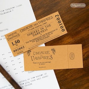 Könnte beinhalten: Zwei Tickets im Vintage-Stil vom "Theatre des Vampires" in Braun und Schwarz. Auf einem Ticket steht "Shrieks in the Darkness" und "The Recrimination and Rumination of the (Unrepetant) Soul in Five Nightmares". Auf dem anderen Ticket steht "Thank you for your patronage."