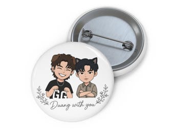 Pin/Channel inspirado en la serie tailandesa BL de TeeTee Por Duang With You / Regalo para fans / Accesorio coleccionable con una estética adorable