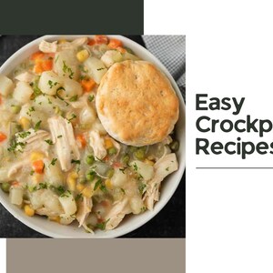 Puede incluir: Un cuenco blanco lleno de estofado de pollo y verduras, cubierto con una galleta dorada. El estofado contiene pollo, patatas, zanahorias, guisantes y maíz. El texto "Easy Crockpot Recipes" está presente.