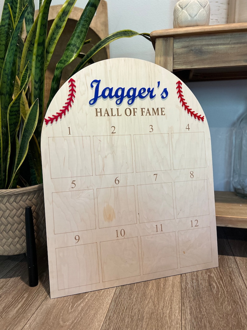 以下が含まれることがあります： 「Jagger's Hall of Fame」という文字と、写真や記念品を飾るための12個の番号付き正方形が書かれた、木製で野球ボールの形をした看板です。