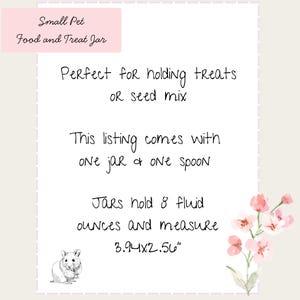 Op de afbeelding: Een voorraadpot voor voer en traktaties voor kleine huisdieren met een lepel. De tekst luidt: Small Pet Food and Treat Jar, Perfect for holding treats or seed mix, This listing comes with one jar & one spoon, Jars hold 8 fluid ounces and measure 3.94x2.56 inches.