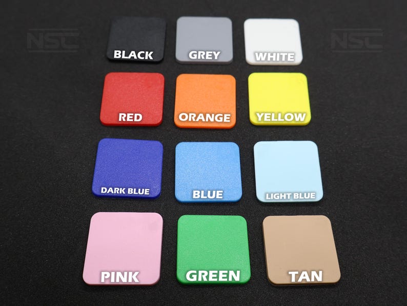 Pu&ograve; includere: Una collezione di campioni di colore quadrati in varie tonalit&agrave;, tra cui nero, grigio, bianco, rosso, arancione, giallo, blu scuro, blu, azzurro, rosa, verde e beige. Ogni campione ha il suo nome di colore stampato.