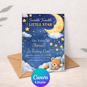 Puede incluir: Una invitación para el primer cumpleaños de un bebé con un tema de cielo nocturno. La invitación presenta una luna creciente, estrellas, nubes y un osito de peluche durmiendo. El texto dice "Twinkle Twinkle Little Star" e incluye campos editables.
