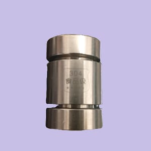 Op de afbeelding: Een cilindrisch object van roestvrij staal met een segmentontwerp. Het object heeft de tekst "304" en Chinese karakters. Het item is gemaakt van metaal en heeft een glanzend, reflecterend oppervlak. Het object is waarschijnlijk een keuken- of voedselgerelateerd gereedschap.