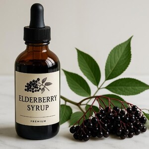 Könnte beinhalten: Eine braune Glasflasche mit Holunderblütensirup und einer schwarzen Pipette, beschriftet mit "Elderberry Syrup Premium". Daneben frische Holunderbeeren und grüne Blätter. Der Sirup ist dunkel, und das Etikett zeigt eine schwarze Illustration von Holunderbeeren.