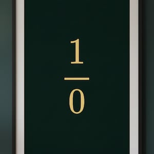 Könnte beinhalten: Gerahmter Kunstdruck mit den goldenen Zahlen "1/0" auf dunkelgrünem Hintergrund. Das Kunstwerk ist in einem schwarzen Rahmen mit weißem Rand eingefasst, geeignet für die Inneneinrichtung.