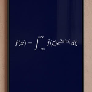 Könnte beinhalten: Ein gerahmter Druck mit einer mathematischen Formel, f(x) = Integral von minus unendlich bis unendlich von f-Hut(ξ) mal e hoch 2πixξ dξ, in Weiß auf dunkelblauem Hintergrund.