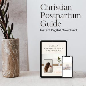 Puede incluir: Una guía digital cristiana para el posparto, disponible para descarga instantánea. La guía se muestra en una tableta y un teléfono inteligente, con el título "Embraced: A Journey of Grace in Motherhood". Un jarrón decorativo con vegetación está a la izquierda.