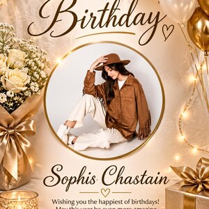 Könnte beinhalten: Eine Geburtstagskarte mit dem Text Happy Birthday und Sophis Chastain sowie einem runden Foto in der Mitte, das eine Person mit braunem Hut, brauner Fransenjacke und weißer Hose zeigt, umgeben von goldenen Luftballons, weißen Rosen und einer Kerze.