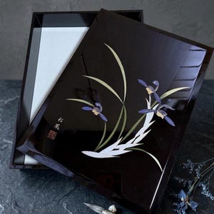 Vintage Aizu lackerade brevpappersask elegant Bletilla Striata (orkidé) Maki-e japansk Shofū signerad svart lackerad brevpappersask