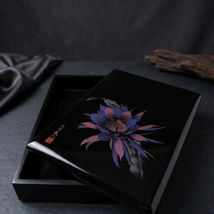 Caixa pequena vintage japonesa em laca Urushi, caixa tradicional Shikki para joias e bijuterias, elegante peça de decoração colecionável com design floral asiático.