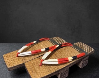 Sandali Geta giapponesi vintage in legno con superficie intrecciata e Hanao rosso, calzature vintage in stile kimono, arredamento d'interni giapponese, arredamento Wabi-Sabi
