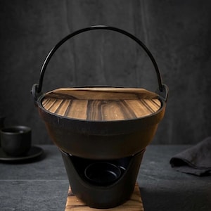 Panela Nabe japonesa vintage de ferro fundido com tampa de madeira e suporte para fogão. Peça de colecionador tradicional Tetsunabe.