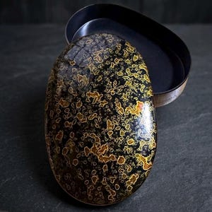 Vintage Tsugaru Nuri lacklåda Kara-nuri mönster handgjord japansk prydnadsask litet ovalt fodral traditionellt Urushi hantverk samlarkonst