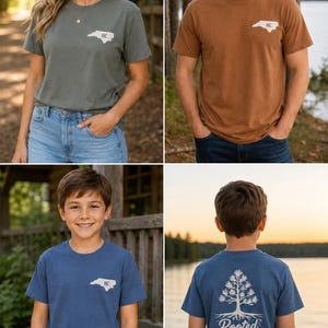 K&ouml;nnte beinhalten: Eine Kollektion von kurz&auml;rmeligen T-Shirts mit Rundhalsausschnitt in Olivgr&uuml;n, Braun und Blau. Jedes Shirt zeigt auf der Brust eine kleine wei&szlig;e Grafik des Umrisses von North Carolina. Das blaue Shirt hat eine gro&szlig;e wei&szlig;e Kieferngrafik auf dem R&uuml;cken.