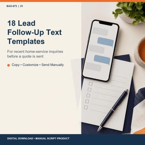 Pode incluir: Uma exibição de produto digital com o texto 18 Lead Follow-Up Text Templates for recent home-service inquiries before a quote is sent. Um smartphone mostra uma interface de chat e uma caneta repousa sobre uma lista numa pasta azul escura.