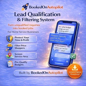 Puede incluir: Una taza de cerámica blanca con un asa negra y el texto "But First, Coffee" en negrita negra. La taza se encuentra sobre un fondo borroso, sugiriendo un ambiente acogedor.