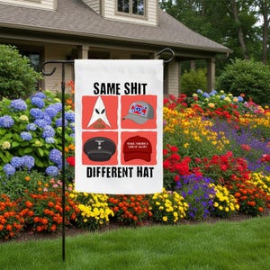 Pode incluir: Uma bandeira de jardim branca com o texto "SAME SHIT DIFFERENT HAT" e quatro imagens: um capuz branco, um chapéu cinzento com uma bandeira confederada, um chapéu preto e um chapéu vermelho com o texto "MAKE AMERICA GREAT AGAIN".
