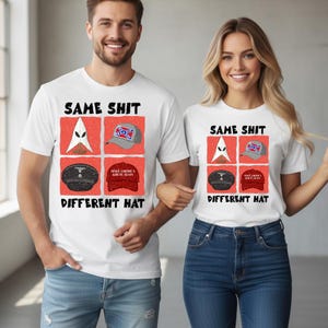 Pode incluir: Duas pessoas vestindo camisetas brancas com o texto "SAME SHIT DIFFERENT HAT". As camisas apresentam um gráfico com quatro imagens de chapéus, incluindo um capuz da KKK, um chapéu com a bandeira confederada, um chapéu preto e um chapéu "Make America Great Again".