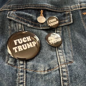 Puede incluir: Un juego de tres tazas de cerámica con un esmalte moteado de color crema. Cada taza presenta un diseño floral pintado a mano diferente en tonos azules, verdes y amarillos. Las tazas tienen una forma simple y redondeada.