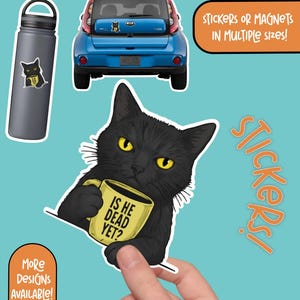 Op de afbeelding: Een zwarte kattensticker met een gele mok met de tekst "IS HE DEAD YET?" wordt weergegeven. De afbeelding toont ook een waterfles en een auto met kattenstickers. Tekst luidt "STICKERS OR MAGNETS IN MULTIPLE SIZES!" en "MORE DESIGNS AVAILABLE!"