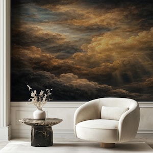 Puede incluir: Interior de una habitación con un mural de nubes dramáticas en tonos marrón, dorado y azul. Un sillón giratorio color crema con un cojín a juego sobre una alfombra clara. Una pequeña mesa de mármol con un jarrón blanco y flores secas.